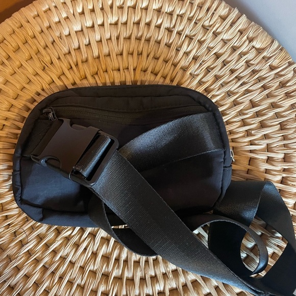 Lululemon Everywhere Belt Bag 1L - Picture 6 of 8